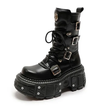 Fekete platform Gótikus nők Valódi bőr motoros csizma Mikroszálas Punk cipők Kerek fém díszítő vádli középső csizma Fűző