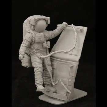 1/24 méretarányú öntött gyanta figura modell összeszerelő készlet Az űrhajós tartalmaz egy festetlen platformot Ingyenes szállítás