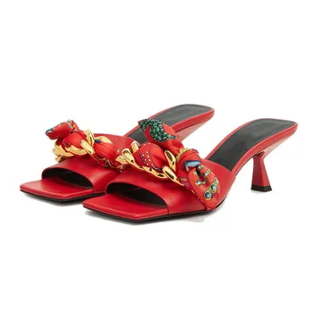 Női cipők kínálatában Luxus női papucs Nyári alacsony sarkú cipő Szatén lánc design Szandál Peep Toe Zapatos Sekély Szandália Mujer